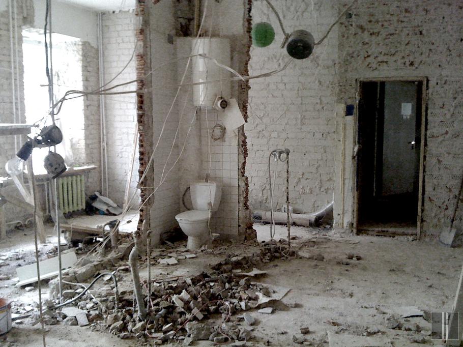 Vonios kambarys griaunant senas pertvaras