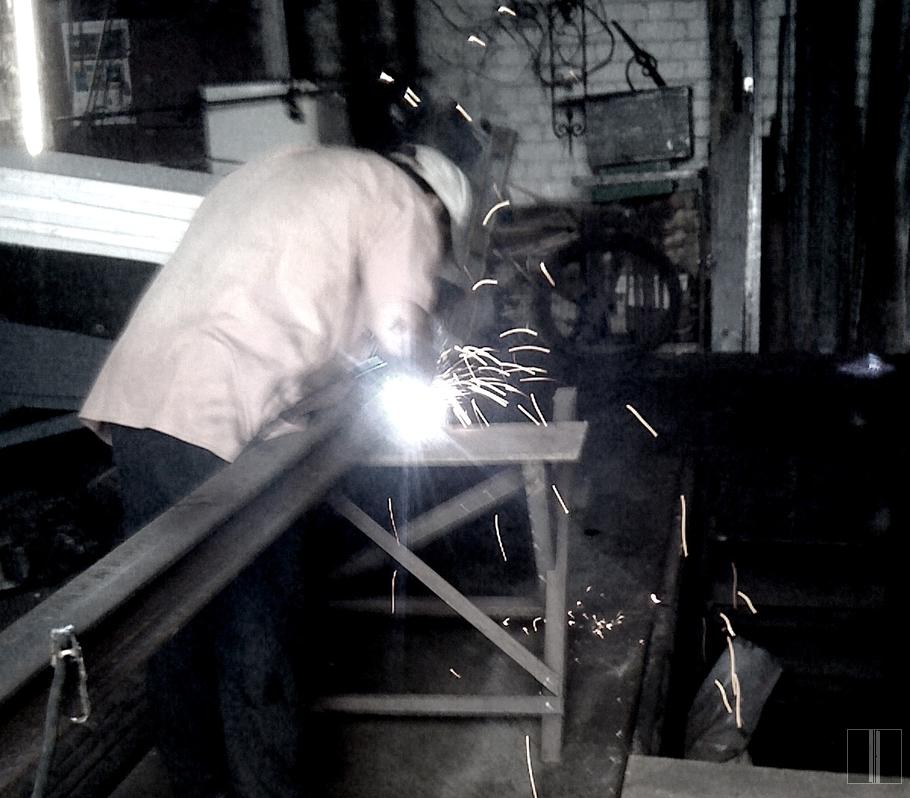 Suvirintojas Nikolajus dirba