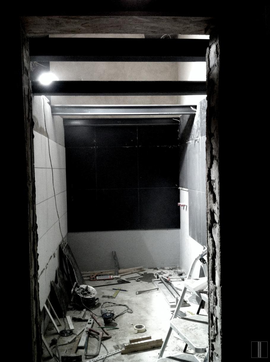 Vonioje klijuojamos plytelės