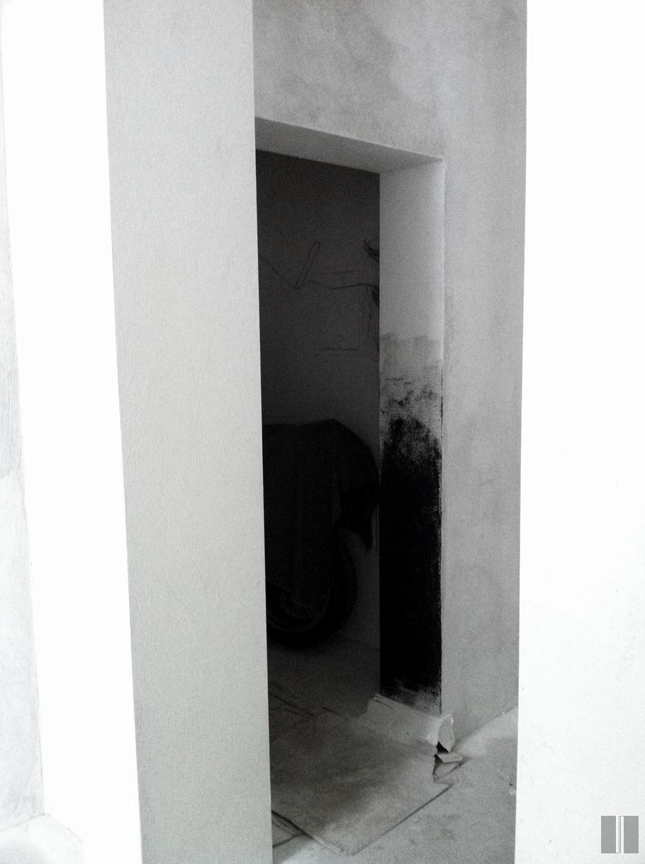 Siena dažoma juodai