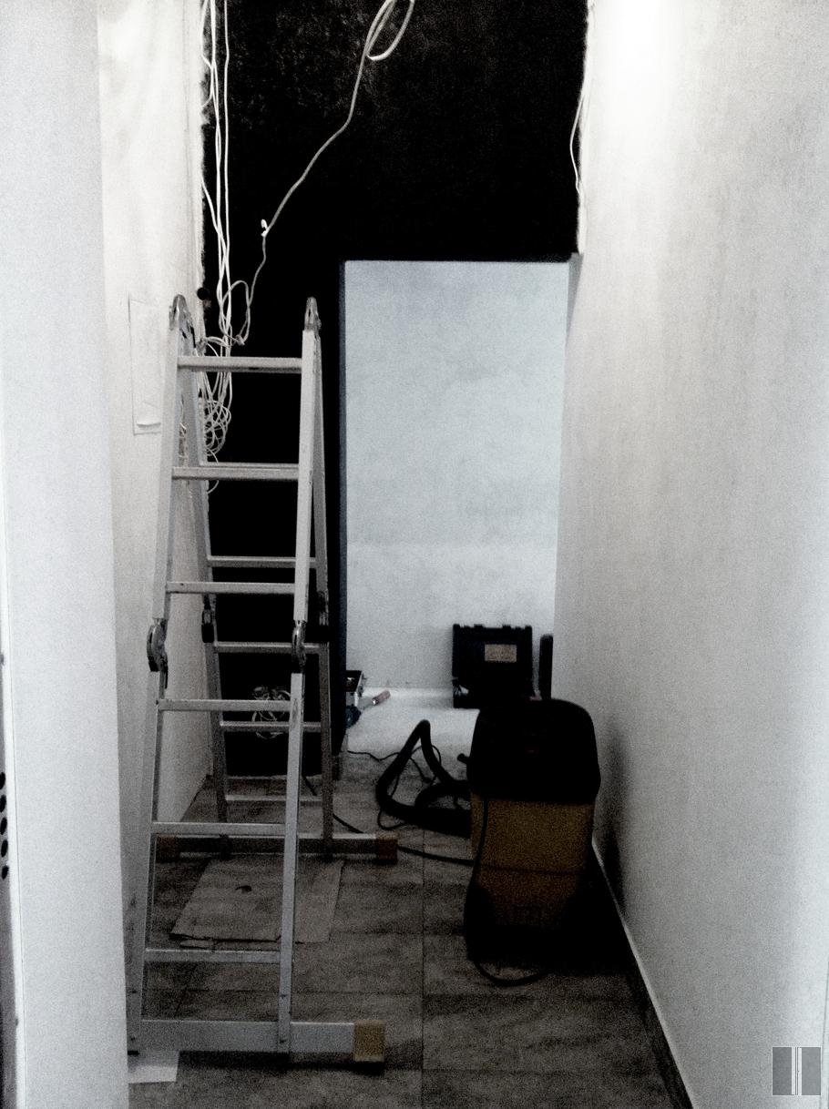 Juoda detalė koridoriuje