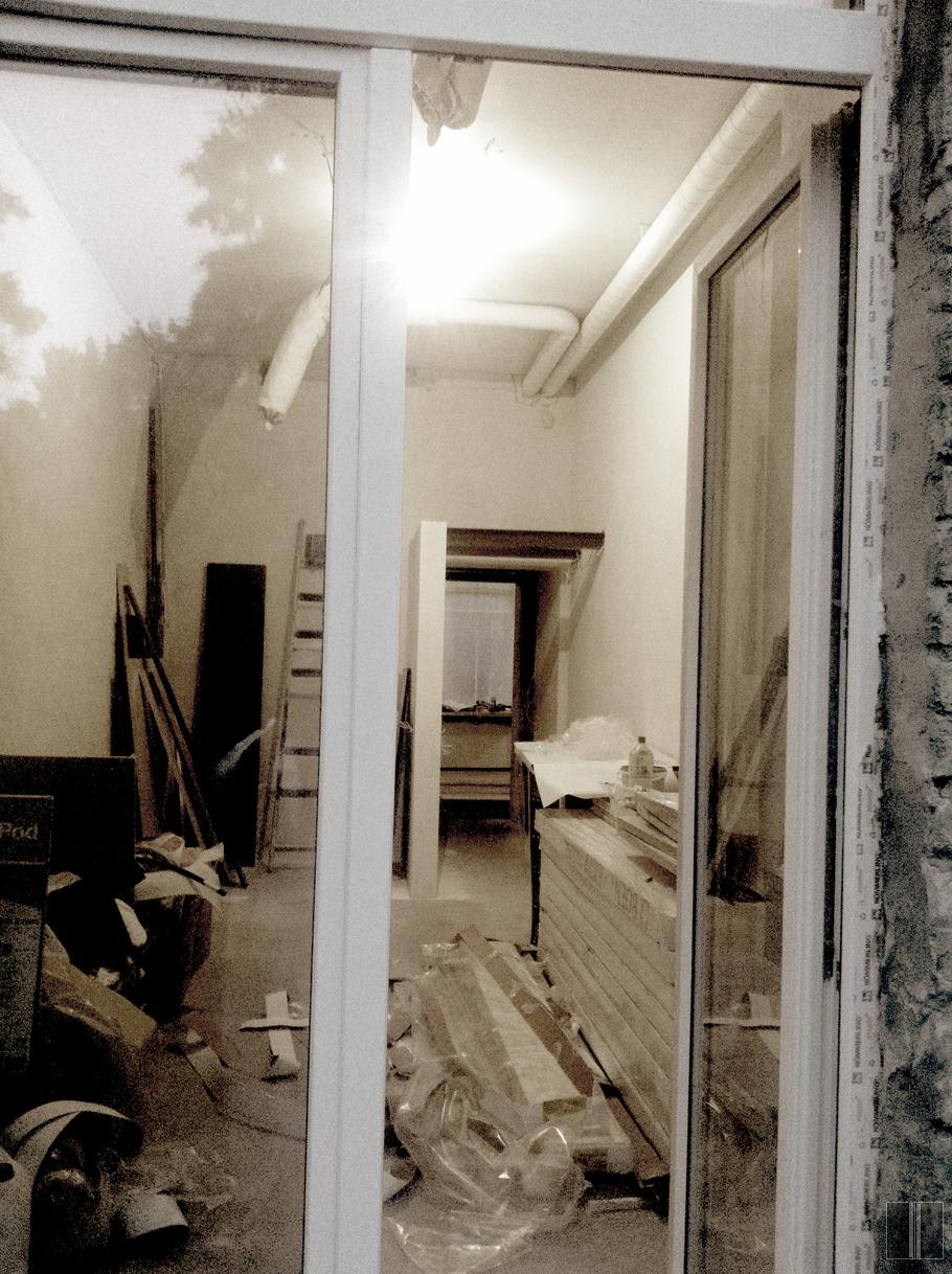 Parketlentės laikomos bute prieš klojant, kad susivienodintų drėgmės kiekiai