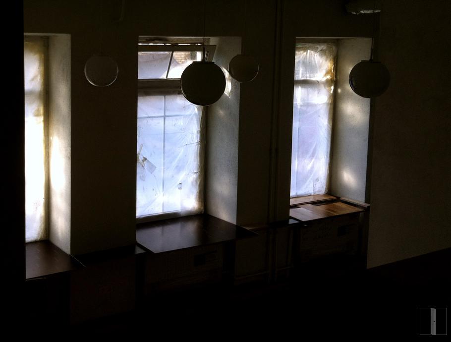 Sklindanti šviesa svetainės erdvėje