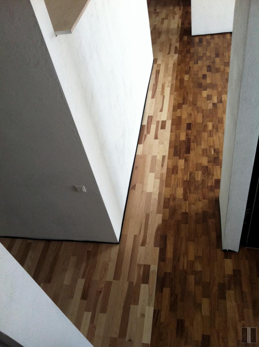 Šviežiai paklota buto grindų danga