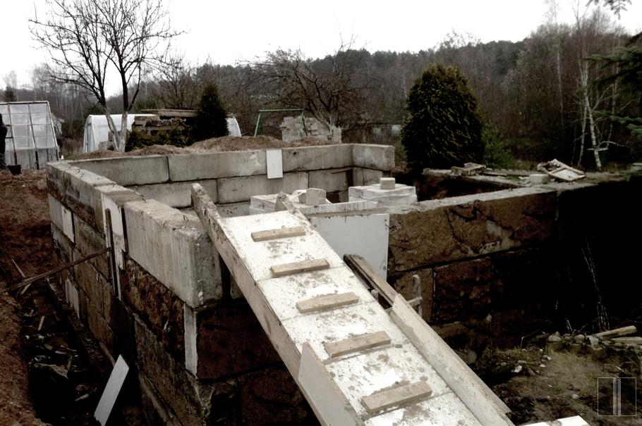 Dėliojami namo pamatai