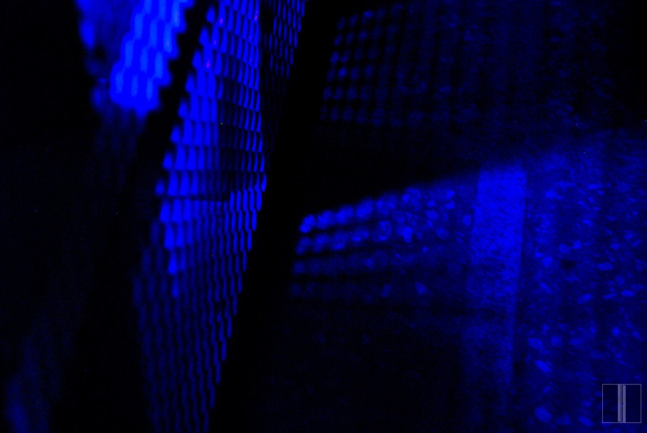 Šviesos žaismas ant grindų