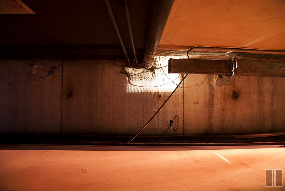 Betonas, metalas, šviesa