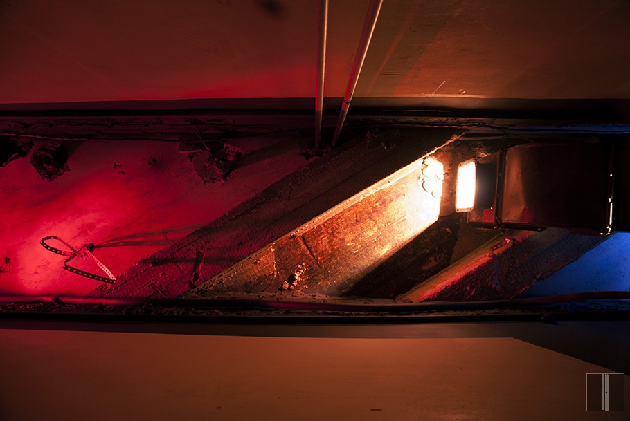 Betoninės lubos koridoriuje