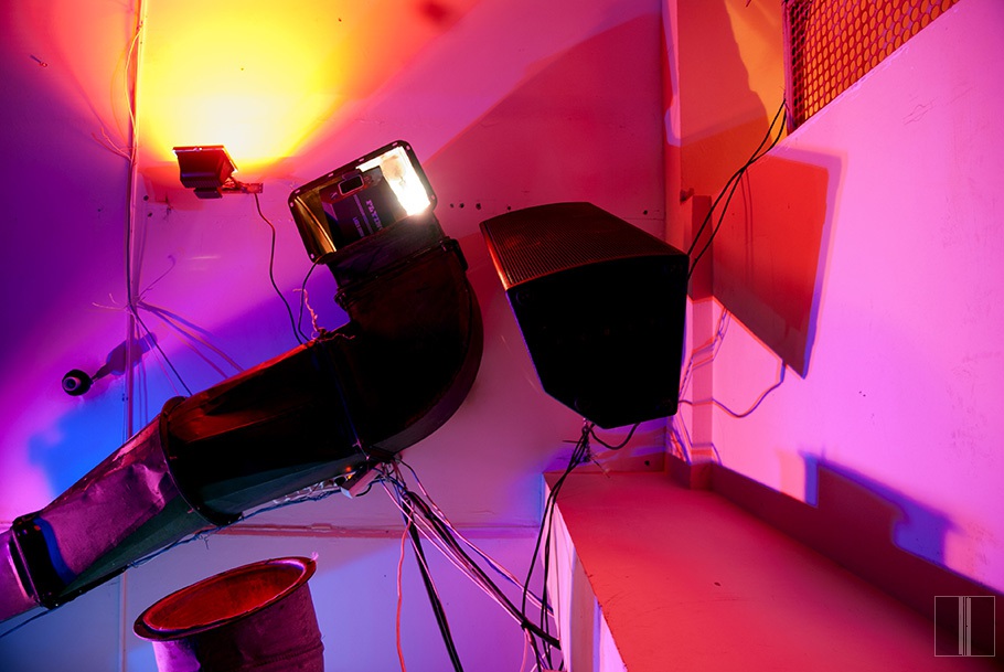 Dūmus pučiantis šviestuvas