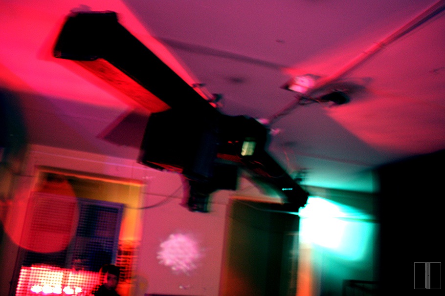 Pakabinamas šviestuvas salėje