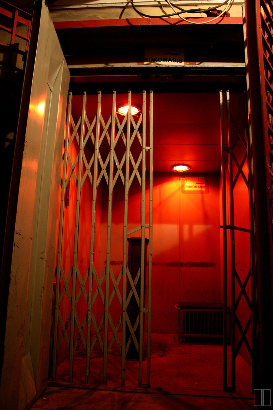 Erdvė metaliniame lifte