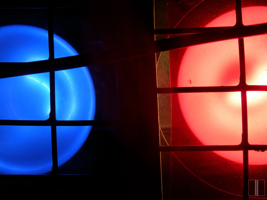 Raudona ir mėlyna lempos