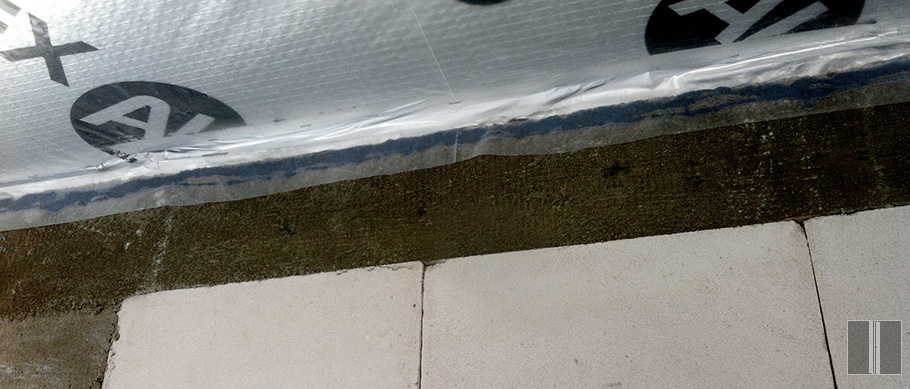 Garo izoliacinė plėvelė ant lubų po stogu