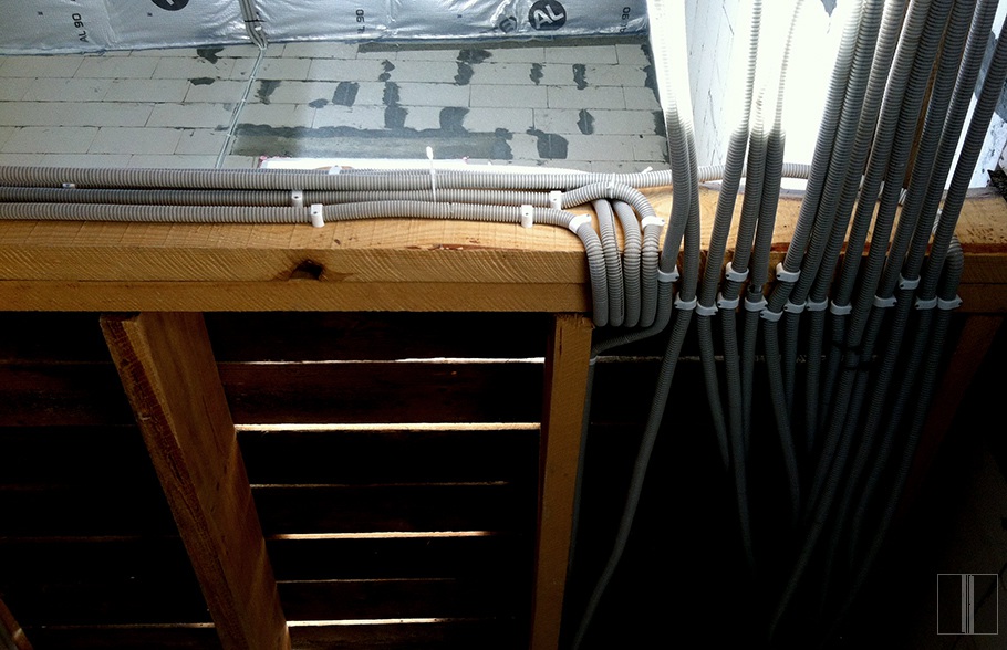 Elektros instaliacija tvirtinama prie medinės perdangos